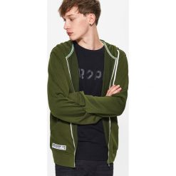 Gładka bluza z kapturem - Khaki. Bluzy marki Cropp. W wyprzedaży za 39.99 zł.