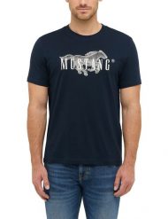 Męski T-Shirt Mustang Style Austin Dark Sapphire 1016858 4136. Niebieskie t-shirty Mustang, m, bez wzorów, bez kołnierzyka, bez ramiączek. Za 79.99 zł.
