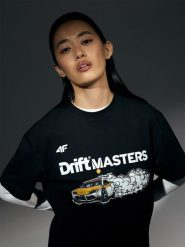 4F T-shirt regular z nadrukiem uniseks 4F x Drift Masters - czarny S. Czarne t-shirty 4F, m, bez wzorów, z bawełny, bez kołnierzyka, bez ramiączek. Za 119.99 zł.