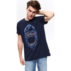 T-SHIRT Z WAKACYJNYM NADRUKIEM. Niebieskie bluzki z długim rękawem TOP SECRET, l, bez wzorów, bez kołnierzyka, bez ramiączek. W wyprzedaży za 34.99 zł.
