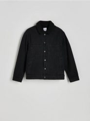 Jeansowa kurtka sherpa - czarny. Czarne kurtki Reserved, l, bez wzorów, z denimu, bez kaptura. W wyprzedaży za 99.99 zł.