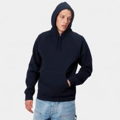 BLUZA MĘSKA CARHARTT WIP HOODED CHASE SWEAT I026384-00HXX KOLOR NIEBIESKI. Niebieskie bluzy bez kaptura Carhartt, l, bez wzorów, z bawełny, bez kaptura. Za 179.50 zł.