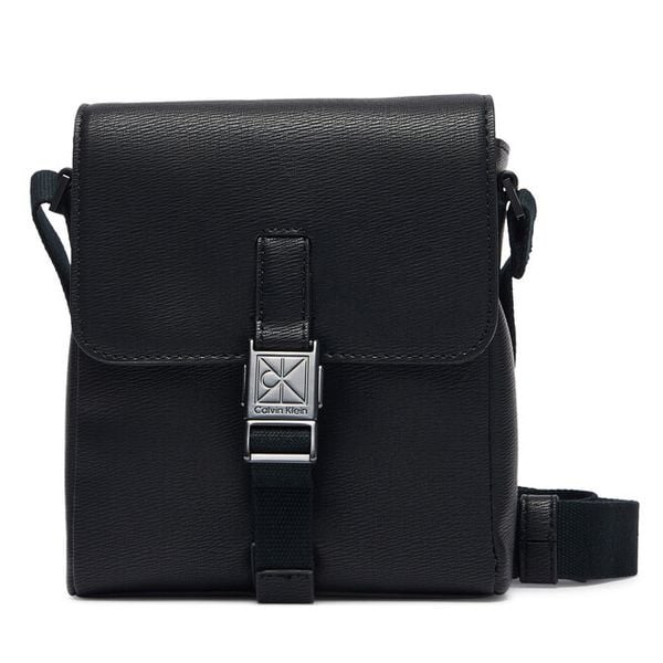 Saszetka Calvin Klein. Czarne saszetki i nerki CALVIN KLEIN, bez wzorów. Za 409.99 zł.