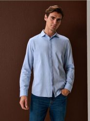 Bawełniana koszula z kołnierzykiem - błękitny. Niebieskie koszule Sinsay, l, bez wzorów, z bawełny, bez kołnierzyka, bez ramiączek. Za 59.99 zł.