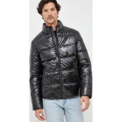Guess kurtka męska kolor czarny zimowa. Czarne kurtki Guess, na zimę, l, z aplikacjami, bez kaptura. W wyprzedaży za 712.99 zł.