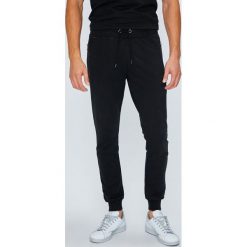 Guess Jeans - Spodnie. Spodnie materiałowe marki Guess Jeans. W wyprzedaży za 319.90 zł.