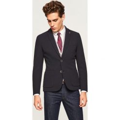 Marynarka z tkaniny strukturalnej slim fit - Granatowy. Garnitury marki Reserved. W wyprzedaży za 119.99 zł.