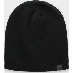 Czapka męska CAM300 - głęboka czerń. Czapki zimowe 4F, bez wzorów. Za 29.99 zł.