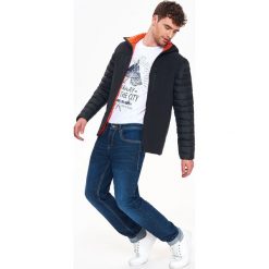 T-SHIRT MĘSKI Z NADRUKIEM. Bluzki z długim rękawem marki TOP SECRET. W wyprzedaży za 19.99 zł.