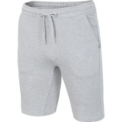 Spodenki dresowe męskie SKMD300 - jasny szary melanż. Krótkie spodenki sportowe marki 4F. W wyprzedaży za 29.99 zł.