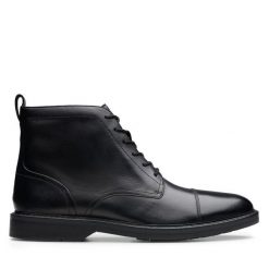 Kozaki Clarks. Czarne kozaki Clarks, bez wzorów, bez obcasa, bez zapięcia. Za 599.99 zł.
