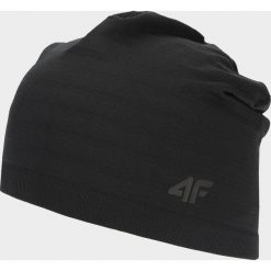 Czapka do biegania uniseks CAF208 - głęboka czerń. Czapki zimowe 4F, bez wzorów, z materiału. Za 59.99 zł.