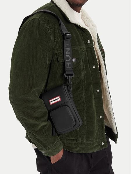 Hunter Saszetka C-HTR-B-015-08 Czarny. Czarne saszetki i nerki Hunter, bez wzorów, z syntetyku. Za 99.99 zł.