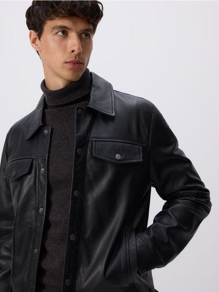 Skórzana kurtka z kołnierzem - czarny. Czarne kurtki Reserved, l, bez wzorów, ze skóry, bez kaptura. Za 599.99 zł.