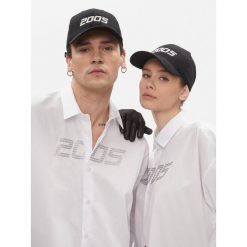 Czapka z daszkiem 2005. Czarne czapki z daszkiem 2005, bez wzorów. Za 79.99 zł.