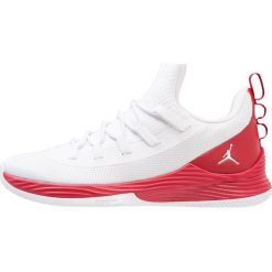 Jordan ULTRA FLY 2 LOW Obuwie do koszykówki white/gym red. Buty do koszykówki marki Jordan. W wyprzedaży za 383.20 zł.