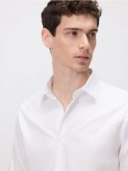 Bawełniana koszula slim fit - biały. Białe koszule Reserved, l, bez wzorów, z bawełny, bez kołnierzyka, bez ramiączek. Za 179.99 zł.