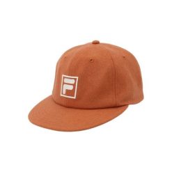 Czapka typu snapback Fila Como Logo. Brązowe czapki z daszkiem Fila, bez wzorów, z materiału. Za 178.50 zł.