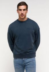 MĘSKA BLUZA MUSTANG NADRUK Auburn Dress Blues 1014791 5334. Czerwone bluzy Mustang, m, bez wzorów, bez kaptura. Za 149.99 zł.