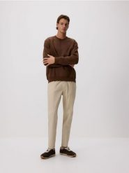 Spodnie jogger slim - złamana biel. Joggery i bojówki Reserved, l, bez wzorów, z bawełny. W wyprzedaży za 49.99 zł.