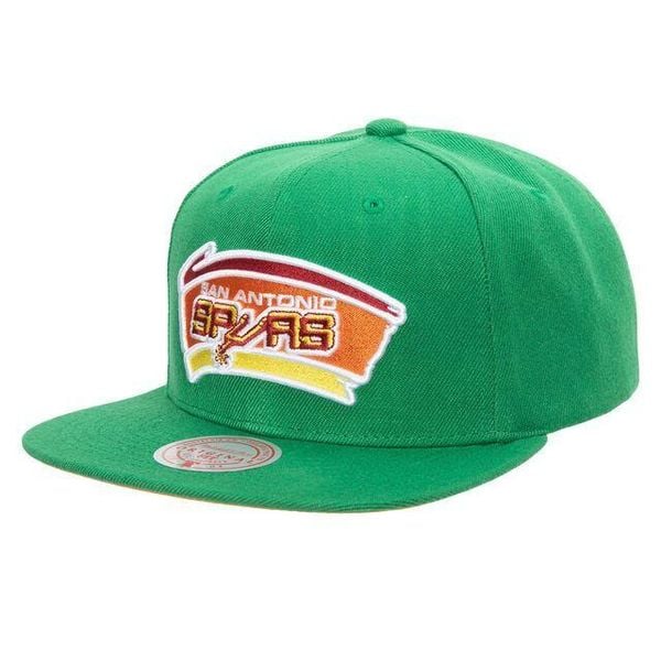Czapka typu snapback San Antonio Spurs NBA Like Mike Hwc. Zielone czapki z daszkiem Mitchell & Ness, bez wzorów. Za 186.00 zł.