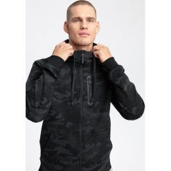 Bluza męska BLM202 - głęboka czerń allover. Bluzy z kapturem marki 4F. W wyprzedaży za 99.99 zł.