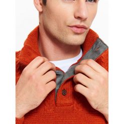 SWETER MĘSKI ZE STÓJKĄ I PRZEPLOTAMI. Swetry nierozpinane marki TOP SECRET. W wyprzedaży za 59.99 zł.