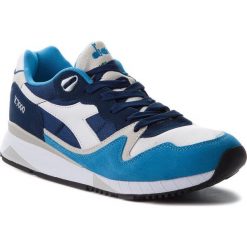 Sneakersy DIADORA - V7000 Nyl II 501.170939 01 C6653 Blue Aster/Estate Blue. Buty sportowe casual marki Diadora. W wyprzedaży za 229.00 zł.