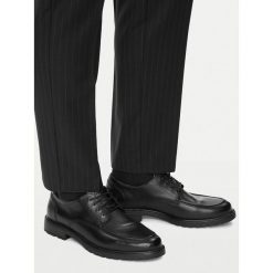 Półbuty Lasocki. Czarne eleganckie półbuty Lasocki, bez wzorów, bez obcasa, bez zapięcia. Za 249.99 zł.