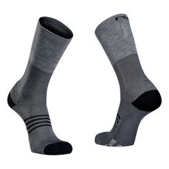 Skarpety rowerowe NORTHWAVE EXTREME PRO HIGH SOCK czarne. Czarne skarpety Northwave, bez wzorów. Za 88.00 zł.