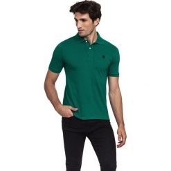 Koszulka polo w kolorze ciemnozielonym. Koszulki polo marki Javier Larrainzar. W wyprzedaży za 99.95 zł.
