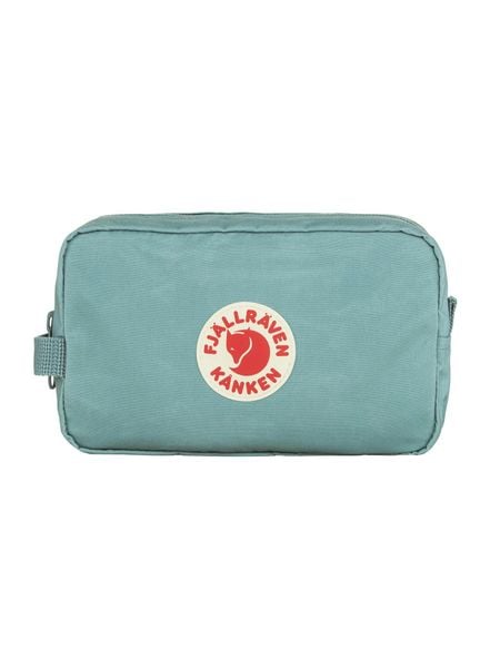 Saszetka Fjallraven Kanken Gear Bag - sky blue. Niebieskie torby na ramię Fjällräven, bez wzorów, z tkaniny, bez dodatków. Za 136.29 zł.