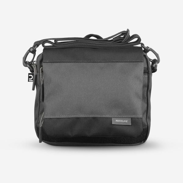 Torba z kieszeniami Forclaz Travel. Czarne torby na ramię FORCLAZ, bez wzorów, z poliesteru, na ramię, bez dodatków. Za 39.99 zł.