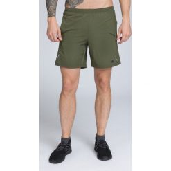 Spodenki treningowe męskie SKMF251 - khaki. Krótkie spodenki sportowe marki 4F. W wyprzedaży za 59.99 zł.