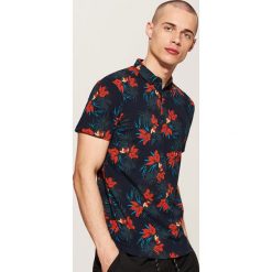 Koszulka polo w tropikalne kwiaty - Wielobarwn. Koszulki polo sportowe marki House. W wyprzedaży za 39.99 zł.