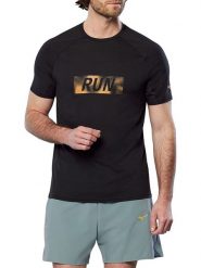 Mizuno Koszulka w kolorze czarnym do biegania rozmiar: L. Czarne t-shirty sportowe Mizuno, bez wzorów, z materiału, bez ramiączek, do biegania. Za 118.56 zł.