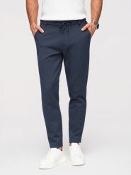 Casualowe męskie spodnie CARROT FIT z dzianiny żakardowej – granatowe V1 - Rozmiar: XXL. Niebieskie eleganckie spodnie Ombre Clothing, do pracy, m, z bawełny, biznesowe. W wyprzedaży za 237.99 zł.