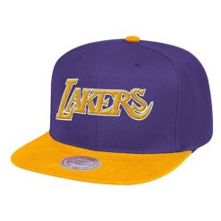 Czapka typu snapback Los Angeles Lakers. Fioletowe czapki z daszkiem Mitchell & Ness, bez wzorów. Za 198.50 zł.