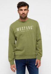 Męska bluza nierozpinana Mustang Style Clio Loden Green 1015917 6353. Zielone bluzy Mustang, m, bez wzorów, bez kaptura. Za 149.99 zł.
