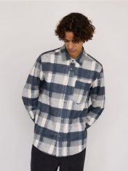 Koszula z imitacji zamszu regular fit - wielobarwny. Koszule Reserved, l, bez wzorów, bez kołnierzyka, bez ramiączek. Za 139.99 zł.