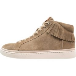 UGG BRECKEN LACE FRINGE Sneakersy wysokie antilope. Buty sportowe casual marki UGG. W wyprzedaży za 404.50 zł.