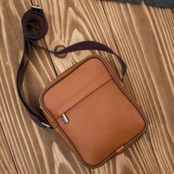 Saszetka męska skórzana na ramię koniakowa miejska Abruzzo ABR-44-CG. Szare torby na ramię bez wzorów, ze skóry, na ramię, bez dodatków. Za 99.00 zł.