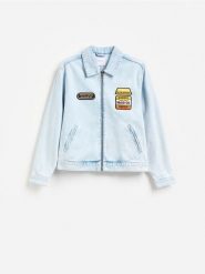 Jeansowa kurtka z naszywkami - niebieski. Niebieskie kurtki Reserved, l, z aplikacjami, z denimu, bez kaptura. Za 169.99 zł.