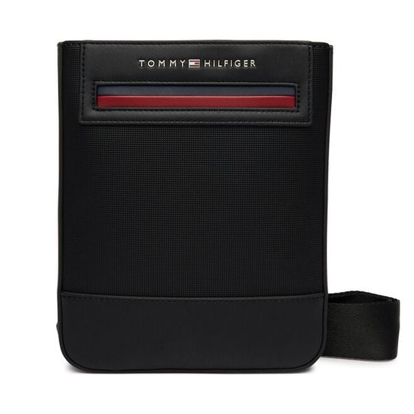 Saszetka Tommy Hilfiger. Czarne saszetki i nerki Tommy Hilfiger, bez wzorów. Za 329.99 zł.