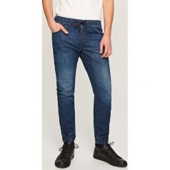 Jeansowe joggery slim fit - Granatowy. Jeansy marki Reserved. W wyprzedaży za 69.99 zł.