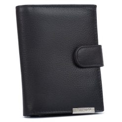 Duży, skórzany portfel męski w czarnym kolorze zamykany zatrzaskiem - 4U Cavaldi. Czarne portfele 4U Cavaldi, bez wzorów, ze skóry. Za 45.00 zł.