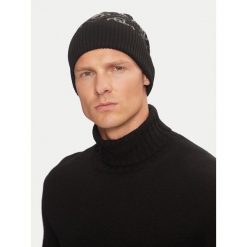 Czapka Guess. Czarne czapki zimowe Guess, z aplikacjami. Za 199.99 zł.