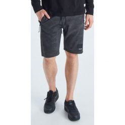 Szorty camo o kroju jogger - Czarny. Joggery i bojówki marki Cropp. Za 79.99 zł.