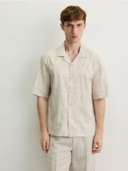 Bawełniana koszula comfort fit - beżowy. Brązowe koszule Reserved, l, bez wzorów, z bawełny, bez kołnierzyka, bez ramiączek. Za 129.99 zł.