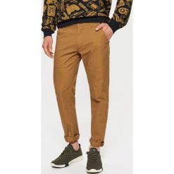 Materiałowe spodnie chino z kolekcji basic - Beżowy. Spodnie materiałowe Cropp. Za 89.99 zł.